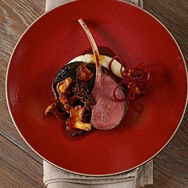 Hertenkotelet met geroosterde paddenstoelen en pastinaakpuree